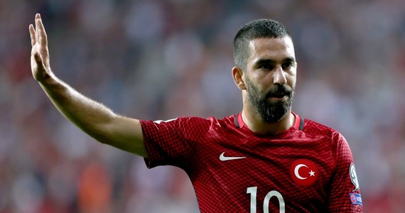​Turecki piłkarz Arda Turan, wypożyczony na początku roku z Barcelony do Istanbul Basaksehir, został ukarany odsunięciem od 16 meczów za popchnięcie sędziego w ubiegłym tygodniu podczas spotkania z Sivassporem. To najwyższa kara w historii ligi tureckiej.