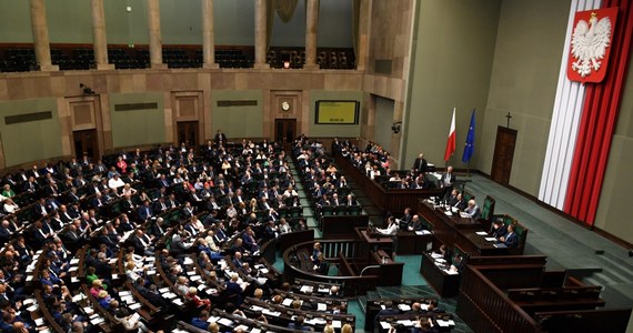 Cała Polska stanie się specjalną strefą ekonomiczną - zakłada ustawa, którą uchwalił w czwartek Sejm. Ustawa o wspieraniu nowych inwestycji umożliwia zwolnienia podatkowe dla inwestorów na 10-15 lat na terenie całego kraju. Z zachęt będą mogły korzystać nie tylko duże, ale też mniejsze firmy.