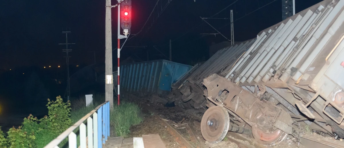 Kilka godzin opóźnienia pociągów i pasażerowie uziemieni na dworcach - tak od rana w piątek wygląda sytuacja po czwartkowym wykolejeniu pociągu towarowego w wielkopolskich Wronkach, na trasie między Poznaniem a Szczecinem. Tory w miejscu wypadku, w obu kierunkach, nadal są zablokowane. Utrudnienia mogą potrwać do popołudnia.