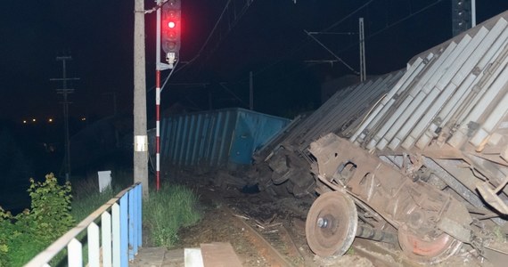 Kilka godzin opóźnienia pociągów i pasażerowie uziemieni na dworcach - tak od rana w piątek wygląda sytuacja po czwartkowym wykolejeniu pociągu towarowego w wielkopolskich Wronkach, na trasie między Poznaniem a Szczecinem. Tory w miejscu wypadku, w obu kierunkach, nadal są zablokowane. Utrudnienia mogą potrwać do popołudnia.