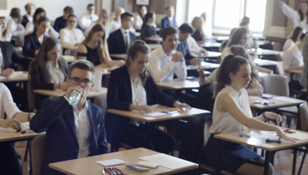 Maturzyści w piątek rano zmierzyli się z wiedzą o społeczeństwie, a o 14:00 rozpoczęły się egzaminy z informatyki na poziomie podstawowym i rozszerzonym. To już szósty dzień maturalnego maratonu.