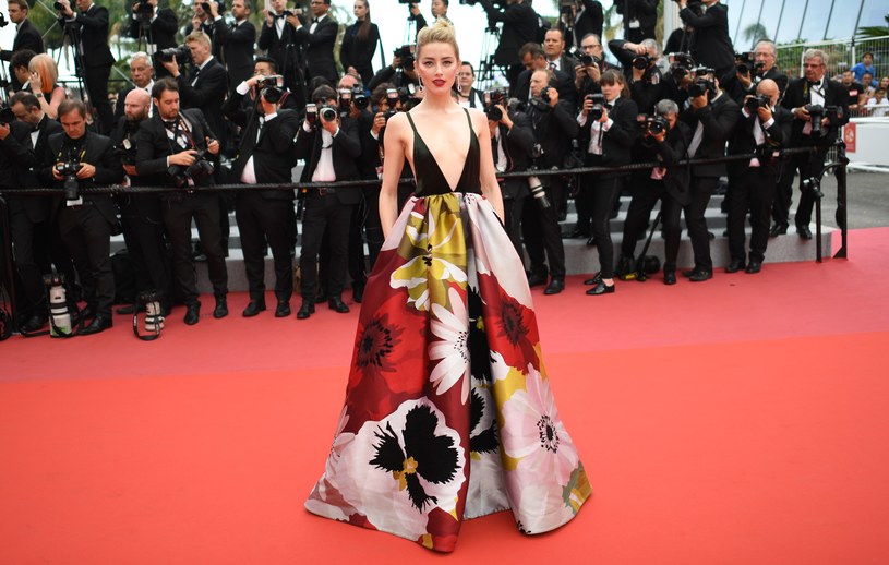Czerwony dywan w Cannes to miejsce, gdzie gwiazdy chcą się pokazać w najwspanialszych stylizacjach. Rywalizują ze sobą na suknie, biżuterię, fryzury. Gwiazdą trzeciego dnia canneńskiego festiwalu była niezaprzeczalnie Amber Heard w sukni Valentino.