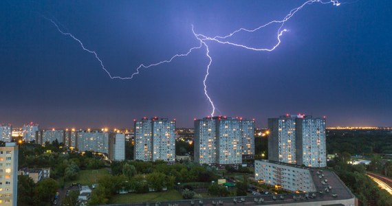 W najbliższych godzinach nad Polską spodziewane są burze oraz opady deszczu i gradu. Instytut Meteorologii i Gospodarki Wodnej wydał alerty pogodowe pierwszego i drugiego stopnia dla siedmiu województw.
