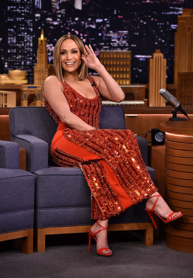 Jennifer Lopez była niedawnym gościem w programie Jimmy'ego Fallona. Oprócz pytań o karierę i życie prywatne, wokalistka zmierzyła się z prowadzącym w tanecznym pojedynku. 