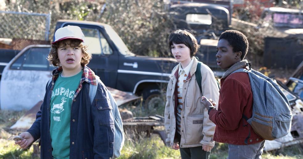 Życie twórców hitowego serialu Netflixa "Stranger Things" nie jest łatwe. Miesiąc temu bracia Duffer zostali oskarżeni o kradzież pomysłu na produkcję, a teraz zagraniczne media informują o kolejnym problemie ekipy.