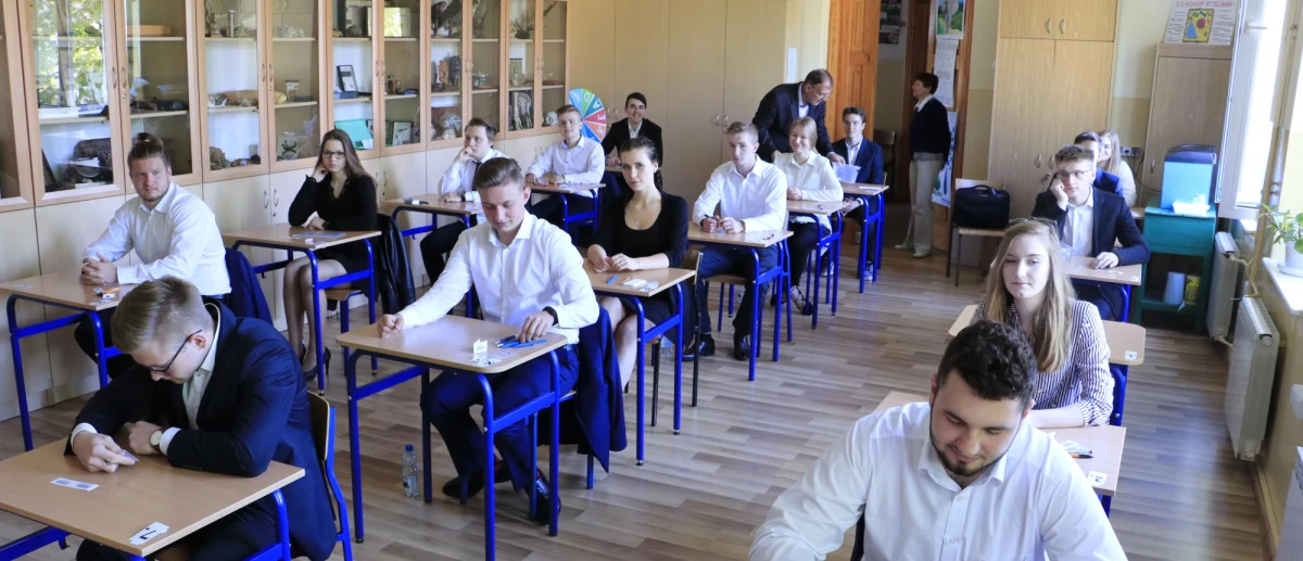 W piątek rano maturzyści zmierzyli się z wiedzą o społeczeństwie. Nie był to egzamin obowiązkowy - pisali go jedynie ci, którzy wybrali WOS jako przedmiot dodatkowy. Poniżej publikujemy arkusz CKE - WOS (poziom rozszerzony) - wraz z propozycjami rozwiązań. Zapraszamy!