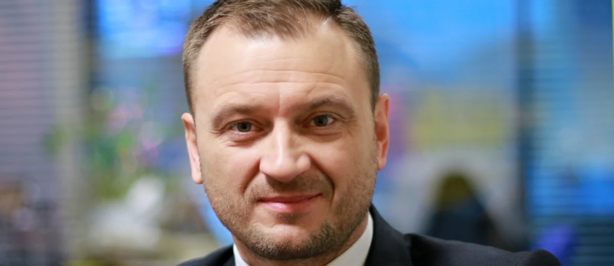 "Nie interesuje nas to, co mówią politycy PiS-u. Te marsze są dla nasz bardzo ważne - dla polityków opozycji. ale to jest też marsz wielu obywateli" – mówił o sobotnim Marszu Wolności w Popołudniowej rozmowie w RMF FM poseł Platformy Obywatelskiej Sławomir Nitras. Gość Marcina Zaborskiego porównał ten marsz do Marszu Niepodległości: „Jest pytanie o jakąś atmosferę. Jeżeli ja porównam atmosferę Marszu 11 listopada, tak zwanego "Marszu Niepodległości", a atmosferę naszych marszów, to atmosfera jest absolutnie inna. Tam nie ma agresji, nie ma nienawiści, tam jest przyjaźń, muzyka, dobra atmosfera” – stwierdził. Przewidywany kandydat PO na prezydenta Szczecina uważa, że to, co teraz dzieje się w parlamencie, jest symbolem braku debaty. "Parlament stał się zamkniętym parlamentem i symbolem braku debaty. Nie możemy dyskutować normalnie. Ustawy są przyjmowane bez dyskusji, bez ekspertów, bez doradców. Sposób debaty rządu z paniami i ich dziećmi jest taki, jaki się proponuje posłom opozycji" – ocenił Nitras. "Ja życzę obecnemu rządowi porozumienia takiego, żeby nie podpisywali porozumienia ze sobą, tylko z tymi paniami, żeby one były usatysfakcjonowane. Platformie nie było łatwo, ale się to udało. Życzę, żeby to się stało jak najszybciej, bo jest czymś upokarzającym, żeby polskie dziewczyny ze swoimi dziećmi leżały w takich warunkach w Sejmie. Ja protestowałem w Sejmie, spałem tam i wiem, że to nie jest miłe. Ale ja jestem sprawny, a ci ludzie są niepełnosprawni" - tak o proteście niepełnosprawnych mówi parlamentarzysta.