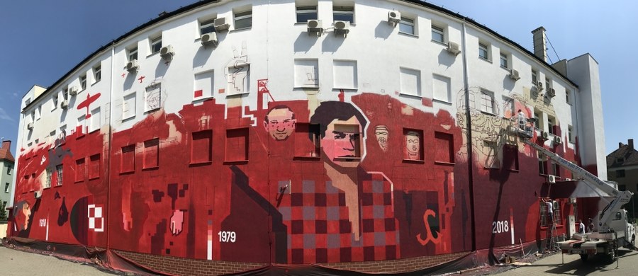 ​Biało-czerwony, liczący ponad 800 metrów kwadratowych mural pojawił się na budynku archiwum Instytutu Pamięci Narodowej we Wrocławiu. Dzieło pod tytułem "Pokolenia Niepodległej" upamiętnia najważniejsze dokonania Polaków w walce o niepodległość i powstało z okazji 100-lecia jej odzyskania. 