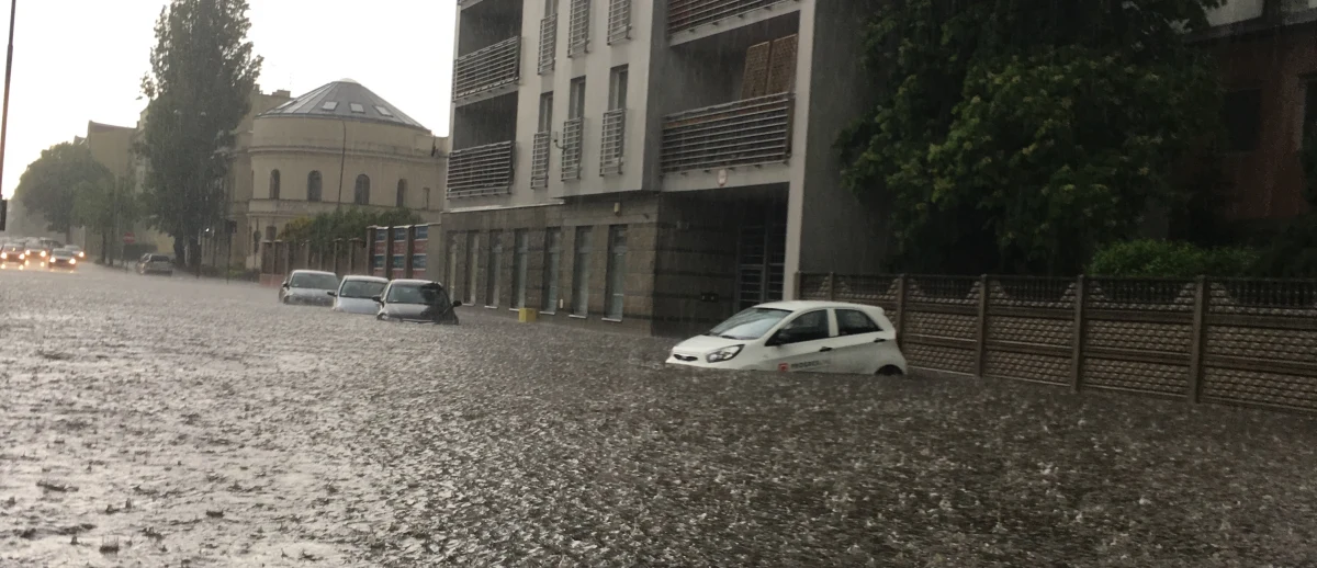 Gwałtowne ulewy i burze przeszły przez południową, centralną i północną Polskę. Najwięcej deszczu spadło w Łodzi i w Gdańsku. W stolicy Pomorza zebrał się sztab kryzysowy.