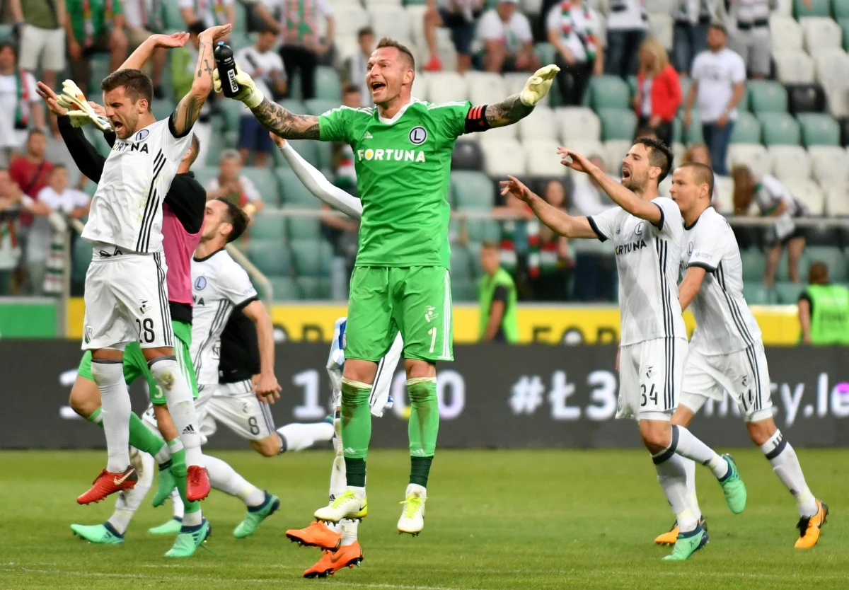Jeśli Legia zdobędzie mistrzostwo w ostatniej kolejce po meczu z Lechem, nie otrzyma trofeum na stadionie w Poznaniu. Takie oto zdanie przeczytałem jednym okiem o poranku, kiedy jeszcze leżąc w łóżku, postanowiłem zrobić poranną prasówkę. Rozbudziłem się natychmiast. 