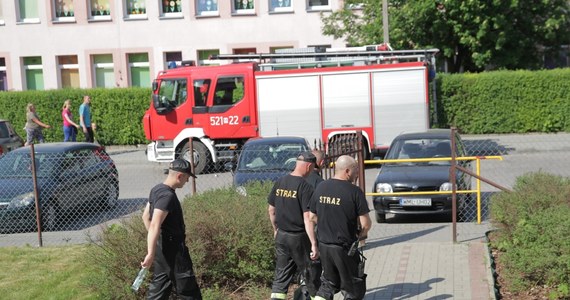 Trzynaścioro dzieci trafiło do szpitala po zatruciu nieznaną substancją w szkole podstawowej w Mławie na Mazowszu. W sumie poszkodowanych zostało kilkanaścioro uczniów. Substancja spowodowała u nich omdlenia, wymioty i bóle brzucha. Jak ocenili strażacy, w szkole nie doszło do żadnego wycieku, ani rozpylenia niebezpiecznej substancji.