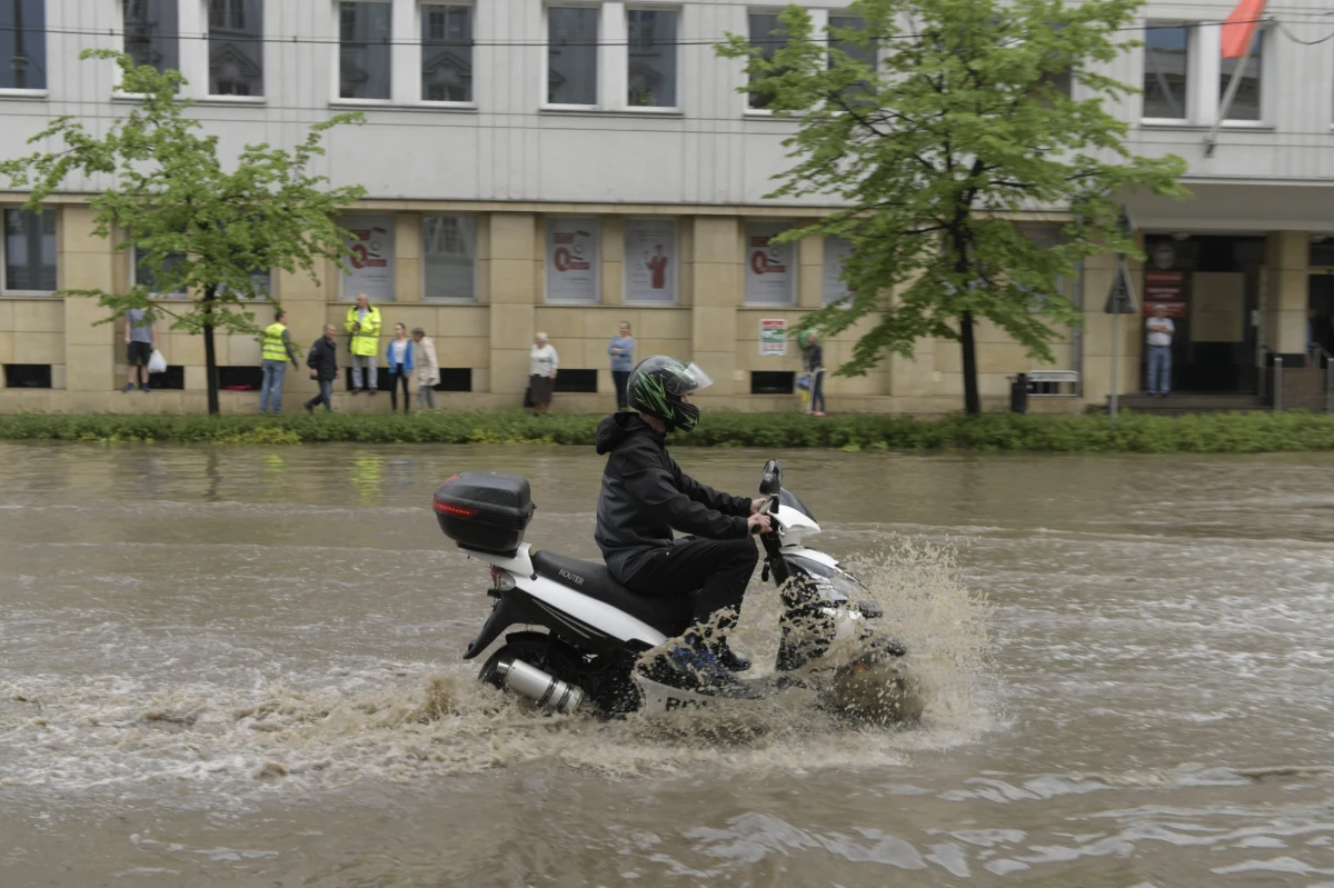 Gwałtowne burze dały się wieczorem i w nocy we znaki. By walczyć z ich skutkami, strażacy w ciągu ostatniej doby wyjeżdżali z baz w całym kraju 530 razy. Najgorzej było w Łodzi i Gdańsku. Tam wczoraj jeszcze przed zachodem słońca ulewny deszcz zatopił wiele ulic i sparaliżował ruch na drogach. 