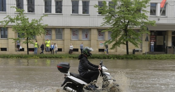 Gwałtowne burze dały się wieczorem i w nocy we znaki. By walczyć z ich skutkami, strażacy w ciągu ostatniej doby wyjeżdżali z baz w całym kraju 530 razy. Najgorzej było w Łodzi i Gdańsku. Tam wczoraj jeszcze przed zachodem słońca ulewny deszcz zatopił wiele ulic i sparaliżował ruch na drogach. 