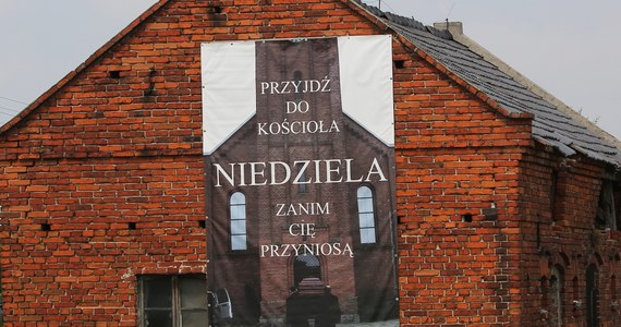 "Przyjdź do kościoła - niedziela - zanim cię przyniosą" - baner z takim napisem pojawił się przy wjeździe do Sieroszewic w powiecie ostrowskim. Nie wszystkim się to spodobało.