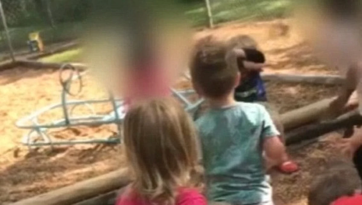 ​Skandaliczna sytuacja w przedszkolu w amerykańskim stanie Arkansas. Przedszkolanka kazała dzieciom rzucać kamieniami w 4-latka, by "dać mu nauczkę".