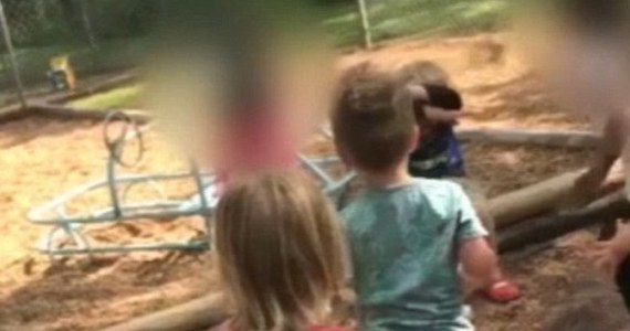 ​Skandaliczna sytuacja w przedszkolu w amerykańskim stanie Arkansas. Przedszkolanka kazała dzieciom rzucać kamieniami w 4-latka, by "dać mu nauczkę".