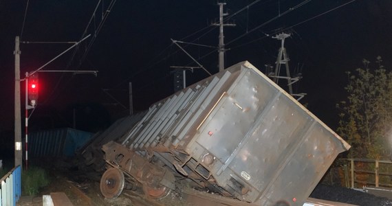 Przywrócono po jednym torze ruch pociągów jadących trasą Poznań-Krzyż-Szczecin przez stację Wronki. W czwartek wykoleiło się tam 12 wagonów przewożących węgiel.