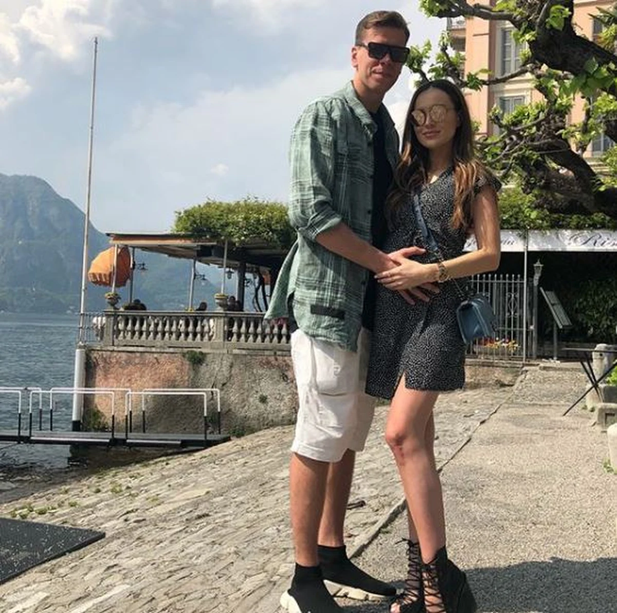 Wojciech Szczęsny i Marina Łuczenko zostaną rodzicami. Bramkarz polskiej reprezentacji i piosenkarka podzielili się swoim szczęściem z internautami. Na Instagramie załączyli zdjęcie z wpisem: "Kochani wreszcie czujemy, że jesteśmy gotowi, aby podzielić się z Wami naszym szczęściem. Tym bardziej, że już nie da się tego ukryć…"