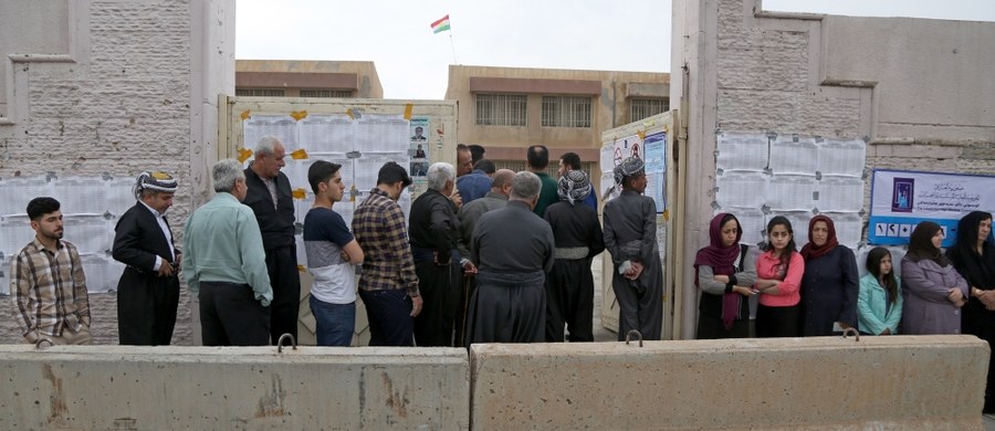 ​W Iraku w sobotę o godz. 18:00 czasu miejscowego zakończone zostało głosowanie w wyborach parlamentarnych. Wyniki mają być znane w ciągu 24 godzin. W trakcie wyborów wystąpiły problemy z elektronicznym systemem głosowania. Głosowanie nie zostało jednak z tego powodu przedłużone.