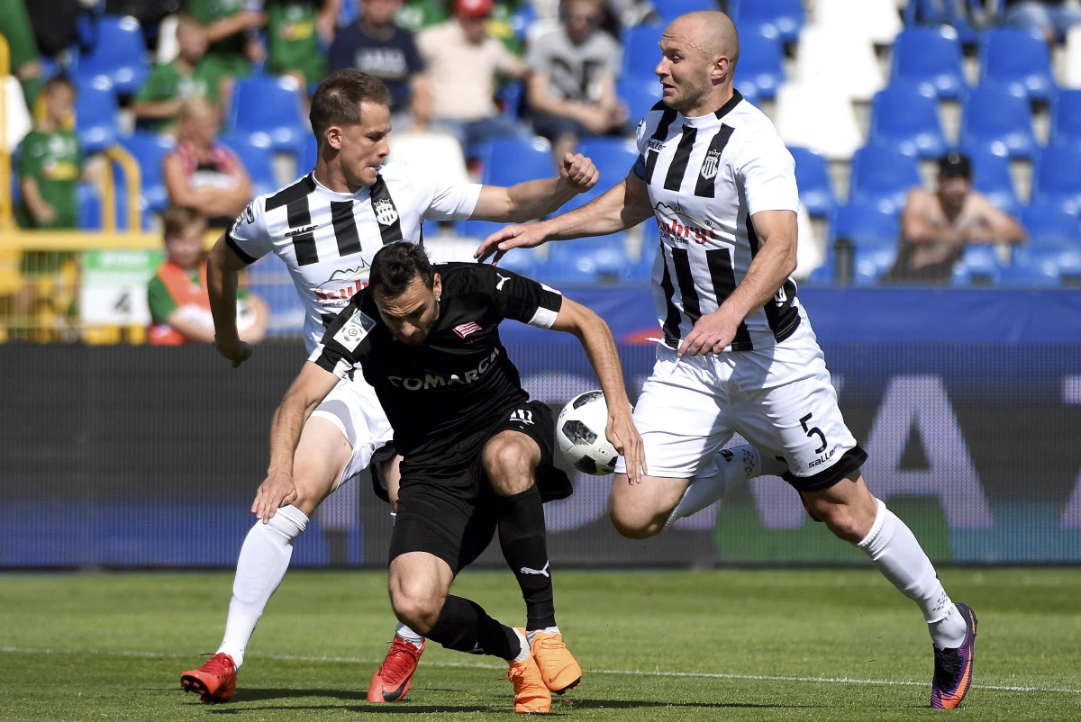 Piłkarze Sandecji Nowy Sącz przegrali w Mielcu z Cracovią 0:1 w 36. kolejce i już nie mają szans na utrzymanie w ekstraklasie. Drugi spadkowicz zostanie wyłoniony za tydzień. Będzie nim Piast Gliwice lub Bruk-Bet Termalica Nieciecza, które zmierzą się ze sobą. Sandecja, która debiutowała w najwyższej klasie, zgromadziła 32 punkty i na kolejkę przed zakończeniem sezonu traci cztery do pierwszej "bezpiecznej" lokaty, którą obecnie zajmuje Bruk-Bet Termalica.