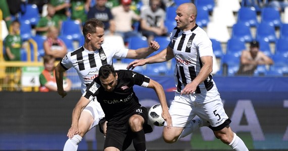 Piłkarze Sandecji Nowy Sącz przegrali w Mielcu z Cracovią 0:1 w 36. kolejce i już nie mają szans na utrzymanie w ekstraklasie. Drugi spadkowicz zostanie wyłoniony za tydzień. Będzie nim Piast Gliwice lub Bruk-Bet Termalica Nieciecza, które zmierzą się ze sobą. Sandecja, która debiutowała w najwyższej klasie, zgromadziła 32 punkty i na kolejkę przed zakończeniem sezonu traci cztery do pierwszej "bezpiecznej" lokaty, którą obecnie zajmuje Bruk-Bet Termalica.