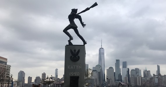 ​Pomnik Katyński w Jersey City zostanie przesunięty w lepsze miejsce, niż to, w którym teraz stoi - powiedział PAP dyrektor wykonawczy Polskiej Izby Handlowej w USA Eric Lubaczewski. Dodał, że premier Mateusz Morawiecki wspierał polską stronę w negocjacjach z władzami Jersey City.