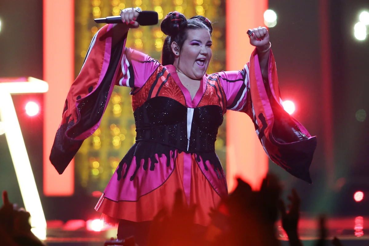 Reprezentująca Izrael Netta zwyciężyła w 63. Konkursie Piosenki Eurowizji. O zwycięstwo w Lizbonie walczyli wykonawcy reprezentujący 26. państw. W trakcie występu SuRie z Wielkiej Brytanii doszło do incydentu, gdy na scenę wtargnął jeden z widzów i wyrwał wokalistce mikrofon. Intruz został jednak szybko sprowadzony ze sceny. 