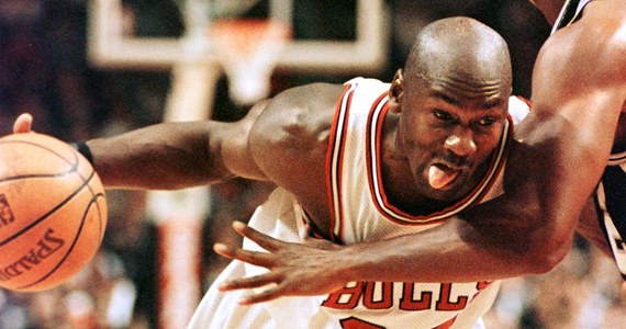 Koszulki legendarnego koszykarza NBA Michaela Jordana nadal cieszą się ogromnym zainteresowaniem na aukcjach. W Nowym Jorku dwie z nich sprzedano za blisko 150 tysięcy dolarów - ta z czasów Chicago Bulls osiągnęła 105 565, a z Washington Wizards - 47 872 dolarów.