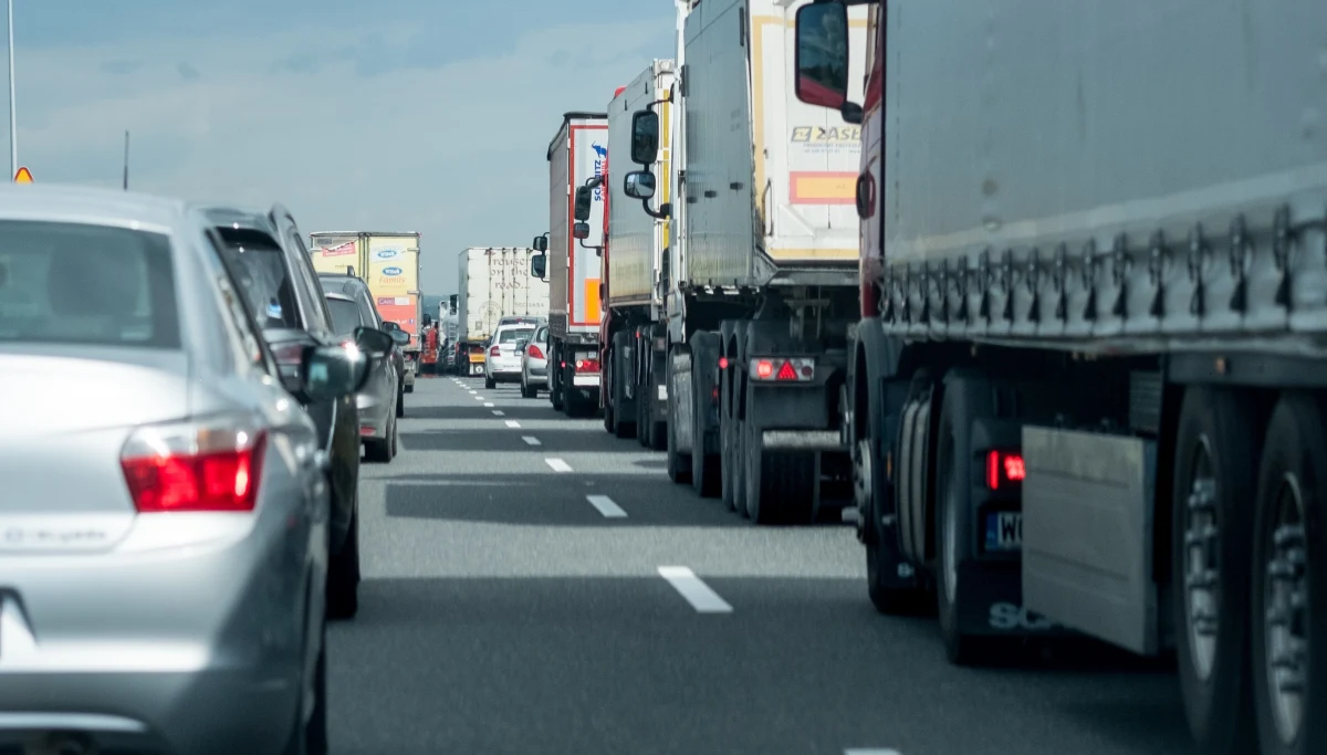 Ośmiokilometrowy korek w stronę Zgorzelca powstał na autostradzie A4 w rejonie węzła Pietrzykowice. Zator ma związek z dwoma niegroźnymi wypadkami, a także z robotami drogowymi.