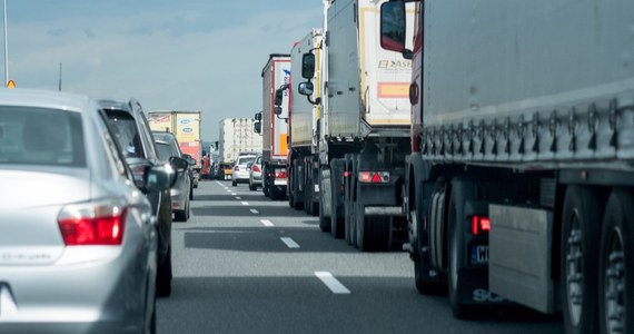 Ośmiokilometrowy korek w stronę Zgorzelca powstał na autostradzie A4 w rejonie węzła Pietrzykowice. Zator ma związek z dwoma niegroźnymi wypadkami, a także z robotami drogowymi.