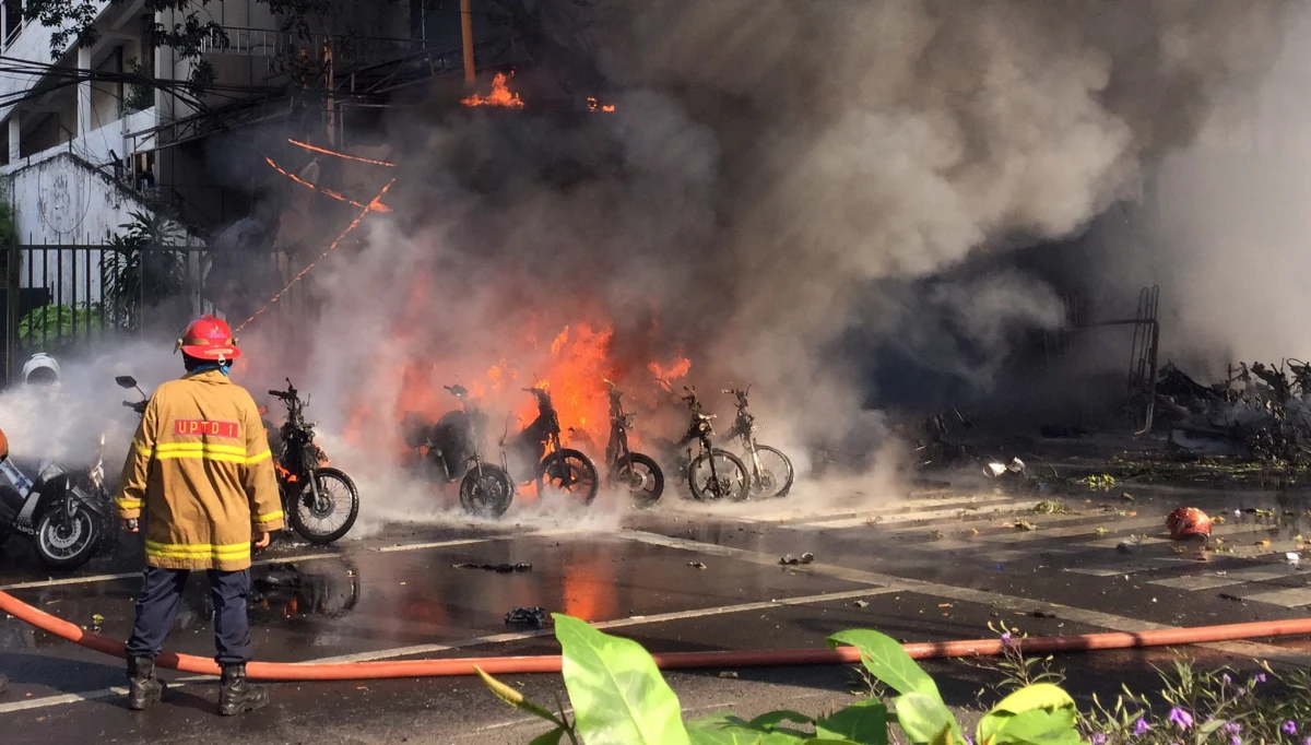 Ataki bombowe na trzy kościoły w indonezyjskiej Surabai, w których zginęło co najmniej 13 osób, a 40 zostało rannych, przeprowadziła sześcioosobowa rodzina pod wpływem ideologii Państwa Islamskiego - podały lokalne władze. 
