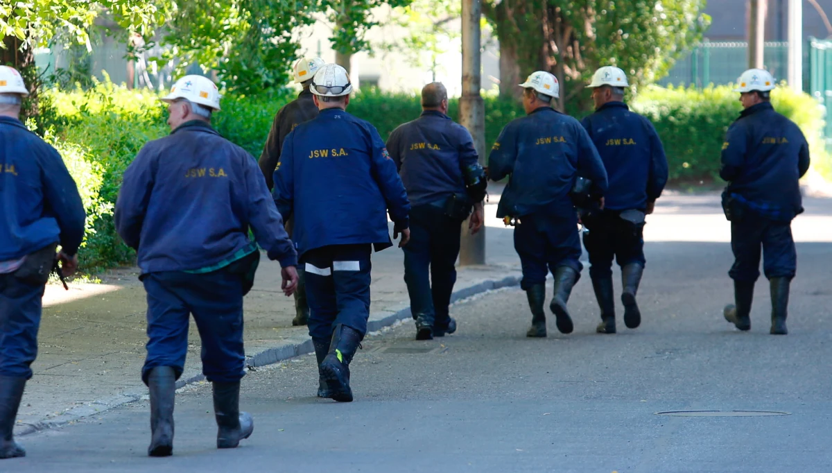 Drugi z trzech górników poszukiwanych po wstrząsie w kopalni Zofiówka, został już przetransportowany na powierzchnię; lekarz stwierdził jego zgon - poinformował PAP w niedzielę dyspozytor Wyższego Urzędu Górniczego (WUG) w Katowicach.