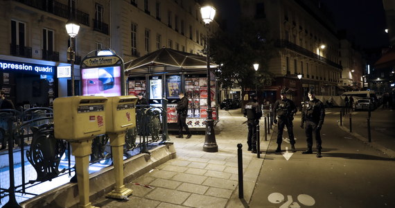 Znajomy napastnika, który w sobotę zaatakował przechodniów w centrum Paryża, został zatrzymany w Strasburgu i zostanie przesłuchany - poinformowały paryskie źródła sądowe. Rodzice napastnika zostali zatrzymani w niedzielę rano. 