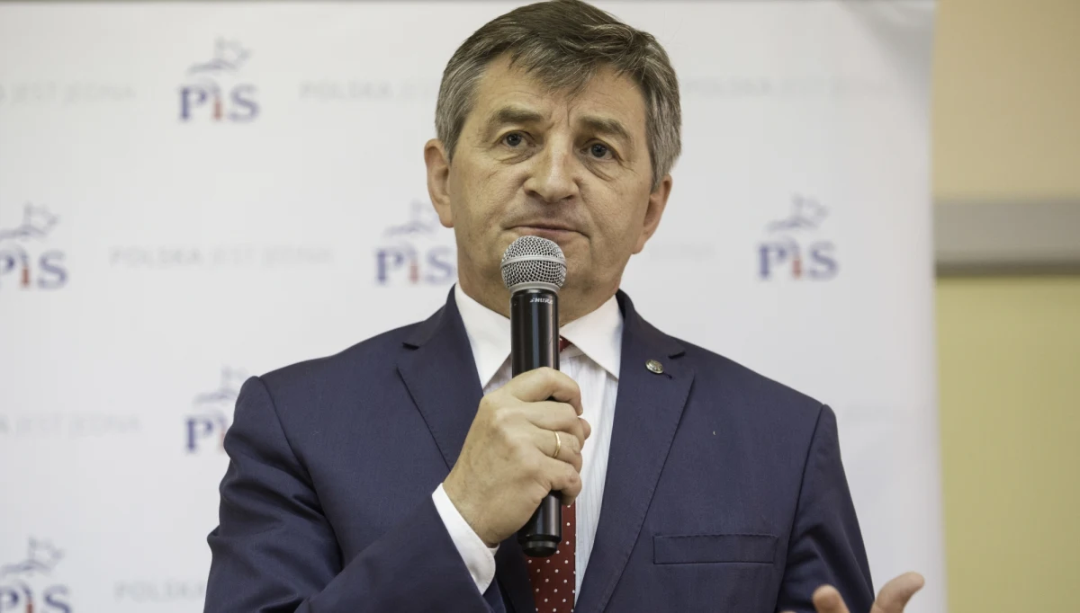 W pierwszej kolejności państwo musi pomóc tym, którzy tego wsparcia najbardziej potrzebują; to podstawowa zasada solidarności - powiedział w niedzielę marszałek Sejmu Marek Kuchciński podczas spotkania z mieszkańcami w Kraśniku (Lubelskie).