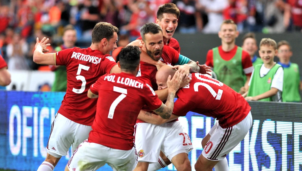 ​Gol Pawła Brożka w ósmej doliczonej minucie dał Wiśle Kraków remis 1:1 w spotkaniu z Lechem Poznań. Napastnik "Białej Gwiazdy" nie mógł sobie chyba wyobrazić lepszego pożegnania z klubem, do którego trafił w 1999 roku. Dzięki tej bramce Wisła przedłużyła swoje szanse na zajęcie czwartego miejsce, dającego prawo gry w kwalifikacjach Ligi Europejskiej.