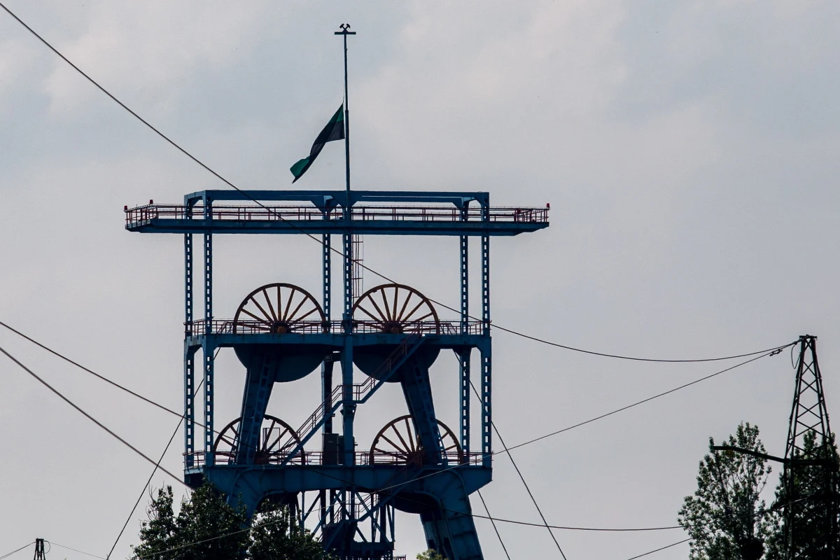 W dziesiątym dniu akcji ratowniczej w kopalni Zofiówka ratownicy częściowo spenetrowali 20-metrowy chodnik oraz przodek w rejonie zalewiska. Gdy stanie się to możliwe, w akcji mają pomóc wyszkolone w poszukiwaniach psy - podała Jastrzębska Spółka Węglowa. Ratownicy w kopalni nadal poszukują ostatniego z górników zaginionych po wstrząsie z 5 maja. W chodnikach woda ma wciąż od metra do dwóch głębokości, co uniemożliwia skuteczne poszukiwania. Przed południem we wszystkich zakładach i spółkach należących do Jastrzębskiej Spółki Węglowej ogłoszono 7-dniową żałobę. Taką decyzję podjął prezes firmy. 
