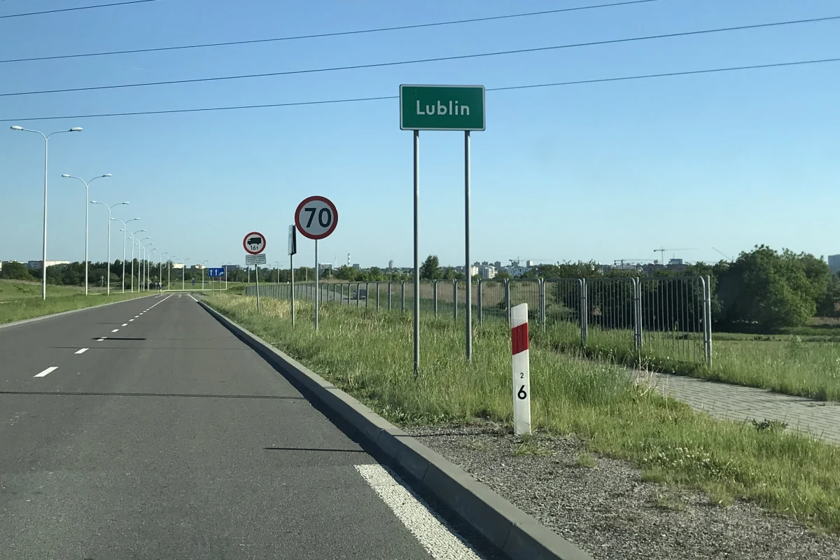 ​Biała tablica w szczerym polu - usunięta. Po naszej interwencji Zarząd Dróg i Mostów zmienił organizację ruchu na ulicy Bohaterów Września, czyli na dojeździe do obwodnicy węzła Poligonowa. Piękna, dwujezdniowa droga z pasem zieleni po środku. Dookoła malownicze pola, sady i znak - teren zabudowany. Tak było jeszcze kilka dni temu. Teraz jest ograniczenie prędkości do 70 km/h.