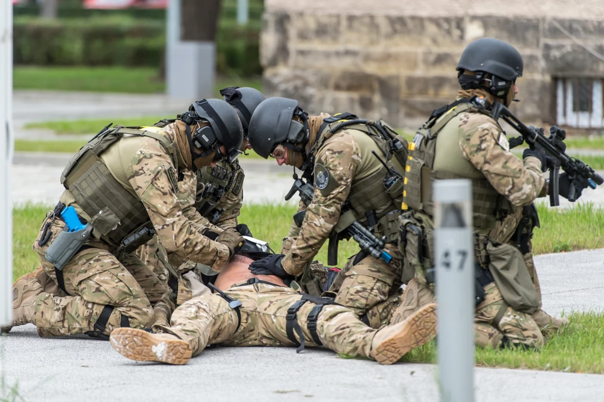 Francuski producent śmigłowców, chce przedstawić swoją ofertę policji, która ma wkrótce  kupić dwie maszyny dla antyterrorystów. Jak dowiedział się reporter RMF FM Grzegorz Kwolek wiceprezes Airbus Helicopters wysłał pismo do MSWiA i Komendy Głównej Policji, w którym prosi o ujawnienie wszystkich kryteriów na podstawie których dla funkcjonariuszy wybrano amerykańskie śmigłowce Black Hawk.