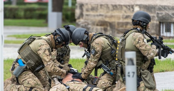 Francuski producent śmigłowców, chce przedstawić swoją ofertę policji, która ma wkrótce  kupić dwie maszyny dla antyterrorystów. Jak dowiedział się reporter RMF FM Grzegorz Kwolek wiceprezes Airbus Helicopters wysłał pismo do MSWiA i Komendy Głównej Policji, w którym prosi o ujawnienie wszystkich kryteriów na podstawie których dla funkcjonariuszy wybrano amerykańskie śmigłowce Black Hawk.