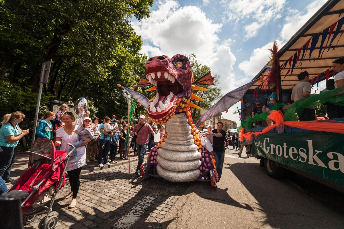 To będą prawdziwe smocze urodziny. Około czterdziestu kolorowych smoków, ponad tysiąc animujących je dzieci, wielki rodzinny piknik na Bulwarach oraz widowisko z laserami, efektami pirotechnicznymi i nastrojową muzyką. Tak zapowiada się 18. Wielka Parady Smoków. Impreza startuje 2 czerwca. 