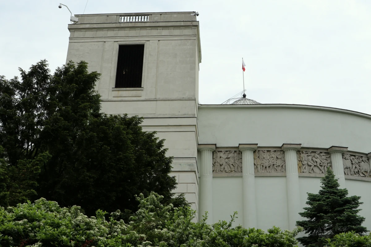 Policja prowadzi czynności w sprawie napaści na mężczyznę w namiocie organizacji Obywatele Solidarni w Akcji (OSA) ustawionym przed Sejmem. "Mężczyzn został uderzony w twarz, skradziono mu pieniądze" - powiedział nadkom. Robert Szumiata z komendy Warszawa-Śródmieście.
