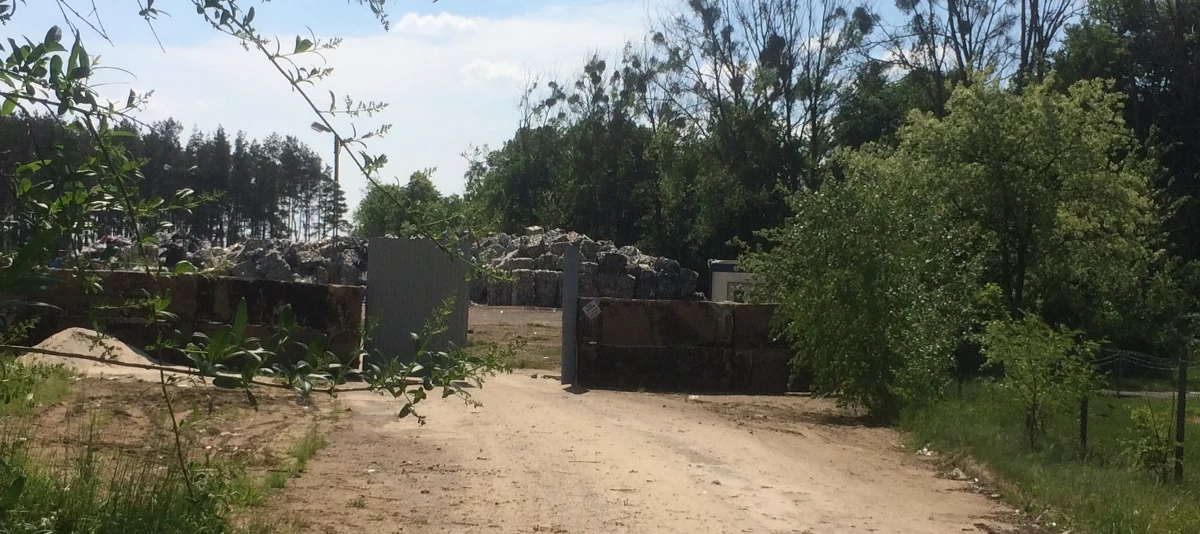 Niebywały smród, chmary much i obawa o zatrucie wody w kranach. Z takimi problemami borykają się mieszkańcy Sarbii koło Czarnkowa w Wielkopolsce. Powód - tony śmieci, zalegające na nielegalnym i zamkniętym niedawno składowisku odpadów. W jego sprawie trwa prokuratorskie śledztwo, do tej pory zarzuty usłyszało już sześć osób, ale nikt nie kwapi się, by zalegające śmieci odebrać.