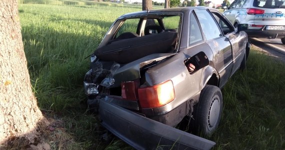 Do 2 lat więzienia grozi mężczyźnie, który bez uprawnień i po alkoholu kierował osobowym audi na Lubelszczyźnie. W miejscowości Komarówka Podlaska uderzył w drzewo. Uciekł z miejsca zdarzenia, ale później trafił do szpitala. 