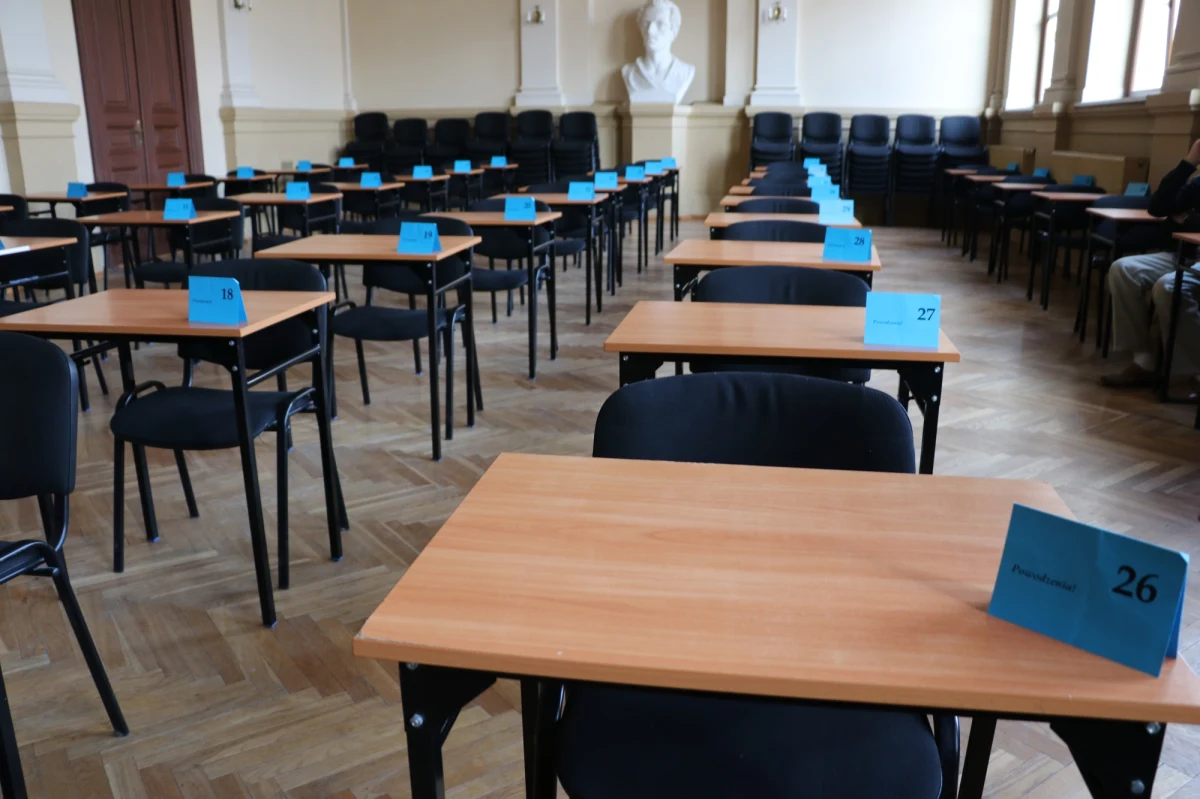 Fizykę i astronomię zdawało dziś na maturze 21 tys. tegorocznych absolwentów liceów ogólnokształcących i techników i 4,8 tys. osób z poprzednich roczników. Poniżej publikujemy arkusz CKE fizyka i astronomia poziom rozszerzony oraz rozwiązania zaproponowane przez eksperta interia.pl.