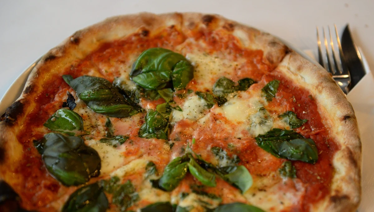 Tysiąc złotych grzywny dla gryfińskiego radnego powiatowego za atak przechodnia kawałkiem pizzy. Sąd Rejonowy w Gryfinie (Zachodniopomorskie) uznał, że mężczyzna naruszył nietykalność cielesną przechodnia podczas manifestacji "Łańcuch światła".