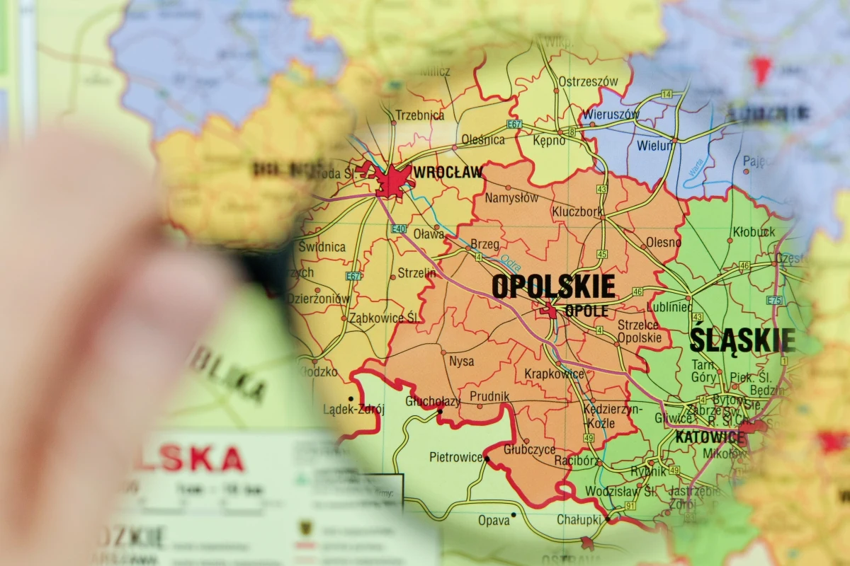 W poniedziałek po południu maturzyści mierzyli się z egzaminem z geografii na poziomie rozszerzonym. Przystąpili do niego tylko ci abiturienci, którzy zadeklarowali taką wolę. Poniżej publikujemy arkusz CKE - geografia (poziom rozszerzony) - wraz z nieoficjalnymi odpowiedziami zaproponowanymi przez eksperta Interia.pl. 