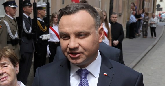 Prezydent Andrzej Duda podpisał nowelę ustawy podnoszącą rentę socjalną do 100 proc. kwoty najniższej renty z tytułu całkowitej niezdolności do pracy - poinformowała Kancelaria Prezydenta. Zgodnie z ustawą renta socjalna wzrośnie z 865,03 zł do 1029,80 zł.