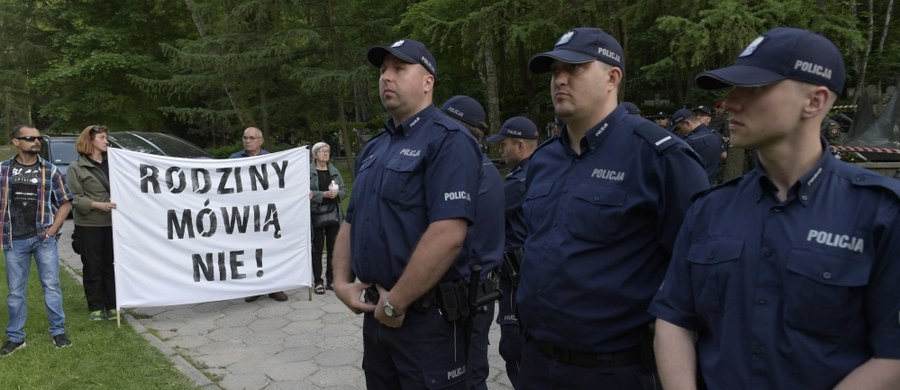 Rodzina oraz przyjaciele i znajomi zmarłego zebrali się w poniedziałek wieczorem na Cmentarzu Srebrzysko w Gdańsku protestując przeciwko ekshumacji Arkadiusza Rybickiego, który zginął w katastrofie smoleńskiej. Grób Rybickiego otoczył kordon policjantów i funkcjonariuszy Żandarmerii Wojskowej. Wcześniej położono na nim białą tabliczkę z napisem czarnym napisem: "Rodziny mówią nie!"