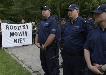 Protest przeciwników ekshumacji Arkadiusza Rybickiego. "Rodziny mówią nie!"