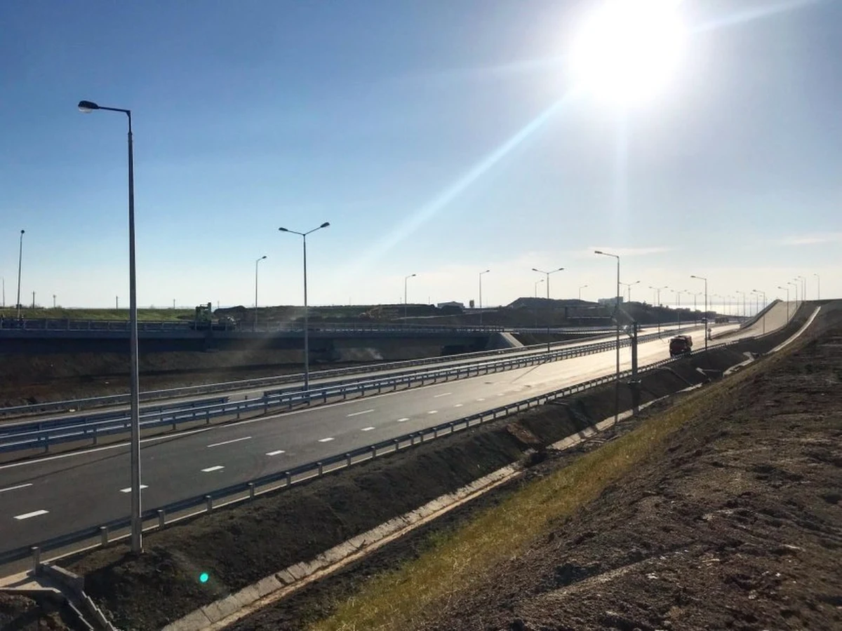 Rosyjskie władze ogłosiły, że most prowadzący na Krym przez Cieśninę Kerczeńską jest gotowy. Jego budowa tak naprawdę się jednak nie zakończyła, bo w tej chwili przejechać przez niego mogą tylko samochody. Licząca 19 kilometrów konstrukcja będzie najdłuższym mostem jaki wybudowano w Rosji.